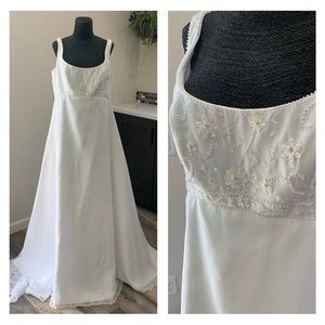 🚫SOLD🚫Flowing Empire Waist White Wedding Gown Sz 16